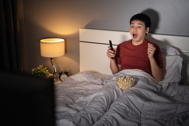 Assistindo Suas Séries Favoritas com Seu Novo Colchão King Recomendado: O Conforto que Transforma seu Lazer