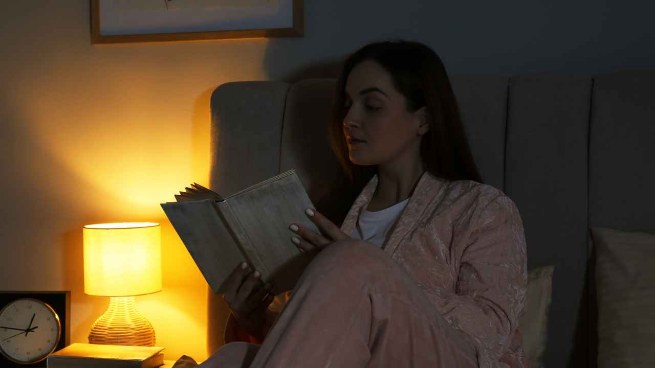 Confira dicas e modelos de lâmpadas de leitura noturna